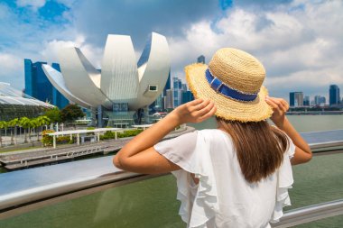 ŞARKI, ŞARKI - 26 Şubat 2020: Singapur 'da güneşli bir günde Sanat Bilimleri Müzesi' ne bakan kadın gezgin
