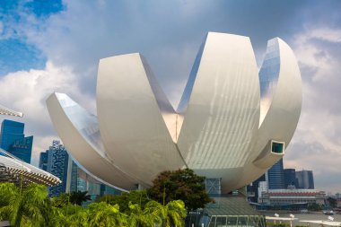 ŞARKI, ŞARKI - 26 Şubat 2020: Singapur 'da güneşli bir günde Sanat Bilimleri Müzesi