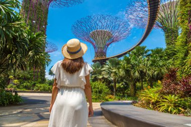SINGAPORE - 23 Haziran 2019 Singapur Körfezi yakınlarındaki Gardens 'ta beyaz elbise ve hasır şapka giyen kadın gezgin