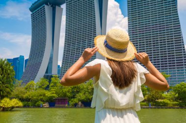 SINGAPORE, SINGAPORE - 26 Şubat 2020: Singapur 'daki Marina Bay Sands Oteli' ne bakan kadın gezgin