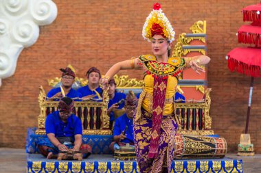 BALI, INDONEZYA - 28 Şubat 2020: Endonezya Bali 'deki GWK Garuda Wisnu Kencana Kültür Parkı' nda geleneksel bale dansı