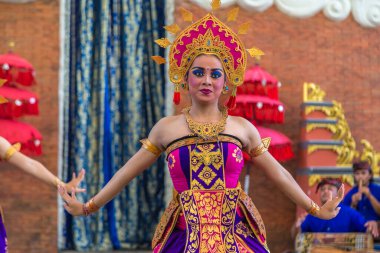 BALI, INDONEZYA - 28 Şubat 2020: Endonezya Bali 'deki GWK Garuda Wisnu Kencana Kültür Parkı' nda geleneksel bale dansı