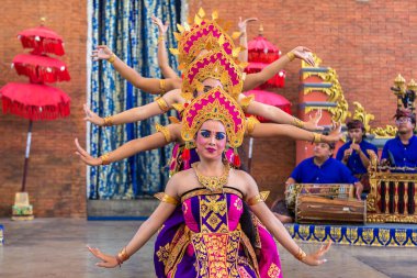 BALI, INDONEZYA - 28 Şubat 2020: Endonezya Bali 'deki GWK Garuda Wisnu Kencana Kültür Parkı' nda geleneksel bale dansı