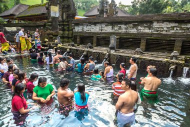 BALI, INDONEZYA - 28 Şubat 2020: Bali halkı Endonezya 'nın Bali kentindeki Pura Tirta Empul Tapınağı' ndaki kutsal havuzda dua ediyor