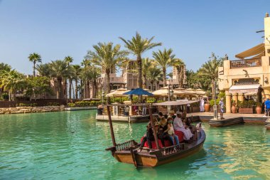 DUBAI, BİRLİK ARAB EMIRATES - 31 Ocak 2020: Madinat Jumeirah lüks oteli, güneşli bir günde Dubai 'de, Birleşik Arap Emirlikleri