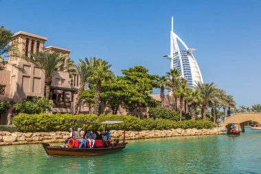 DUBAI, BİRLİK ARAB EMIRATES - 31 HAZİRAN 2020: Birleşik Arap Emirlikleri, Dubai 'de bir yaz günü, Madinat Jumeirah lüks otelinden Burj Al-Arap oteline bakın