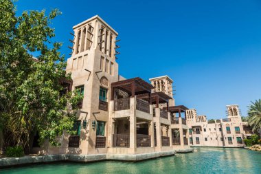 DUBAI, BİRLİK ARAB EMIRATES - 31 Ocak 2020: Madinat Jumeirah lüks oteli, güneşli bir günde Dubai 'de, Birleşik Arap Emirlikleri