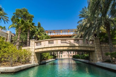 DUBAI, BİRLİK ARAB EMIRATES - 31 Ocak 2020: Madinat Jumeirah lüks oteli, güneşli bir günde Dubai 'de, Birleşik Arap Emirlikleri