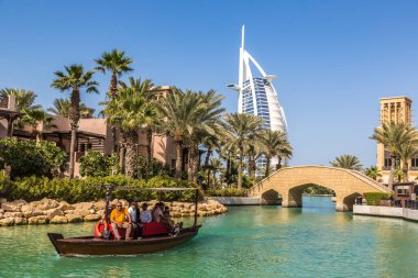 DUBAI, BİRLİK ARAB EMIRATES - 31 HAZİRAN 2020: Birleşik Arap Emirlikleri, Dubai 'de bir yaz günü, Madinat Jumeirah lüks otelinden Burj Al-Arap oteline bakın