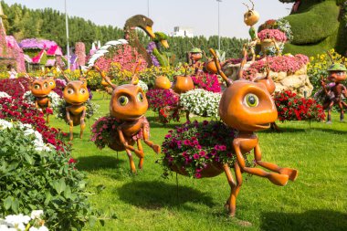 DUBAI, BİRLİK ARAB EMIRATES - 31 Ocak 2020: Güneşli bir günde Dubai mucizevi bahçesi, Birleşik Arap Emirlikleri