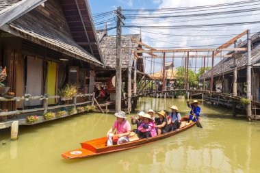 PATTAYA, THAILAND - 11 Mart 2020: Pattaya, Tayland 'da bir yaz günü yüzen pazar