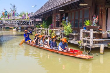 PATTAYA, THAILAND - 11 Mart 2020: Pattaya, Tayland 'da bir yaz günü yüzen pazar