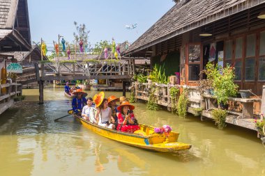 PATTAYA, THAILAND - 11 Mart 2020: Pattaya, Tayland 'da bir yaz günü yüzen pazar