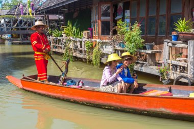 PATTAYA, THAILAND - 11 Mart 2020: Pattaya, Tayland 'da bir yaz günü yüzen pazar
