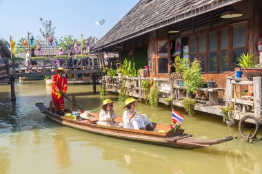 PATTAYA, THAILAND - 11 Mart 2020: Pattaya, Tayland 'da bir yaz günü yüzen pazar