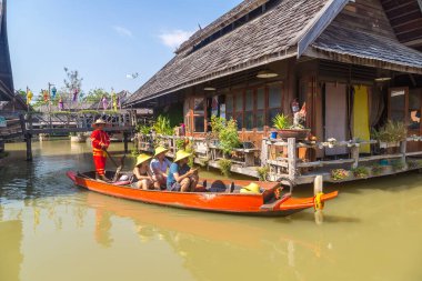 PATTAYA, THAILAND - 11 Mart 2020: Pattaya, Tayland 'da bir yaz günü yüzen pazar