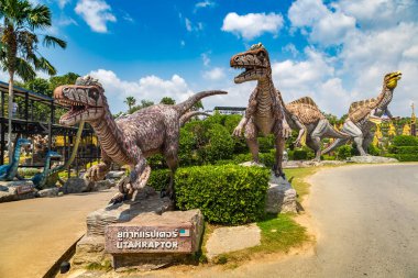 PATTAYA, THAILAND - 23 Şubat 2020 Dinozor Vadisi mi? Nong Nooch Tropikal Botanik Bahçesi, Pattaya, Tayland güneşli bir günde