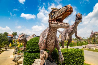 PATTAYA, THAILAND - 23 Şubat 2020 Dinozor Vadisi mi? Nong Nooch Tropikal Botanik Bahçesi, Pattaya, Tayland güneşli bir günde