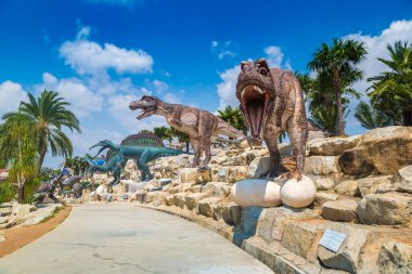 PATTAYA, THAILAND - 23 Şubat 2020 Dinozor Vadisi mi? Nong Nooch Tropikal Botanik Bahçesi, Pattaya, Tayland güneşli bir günde