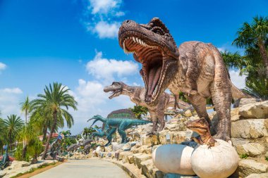 PATTAYA, THAILAND - 23 Şubat 2020 Dinozor Vadisi mi? Nong Nooch Tropikal Botanik Bahçesi, Pattaya, Tayland güneşli bir günde