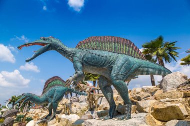 PATTAYA, THAILAND - 23 Şubat 2020 Dinozor Vadisi mi? Nong Nooch Tropikal Botanik Bahçesi, Pattaya, Tayland güneşli bir günde