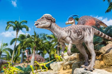 PATTAYA, THAILAND - 23 Şubat 2020 Dinozor Vadisi mi? Nong Nooch Tropikal Botanik Bahçesi, Pattaya, Tayland güneşli bir günde