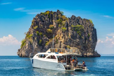 KOH HAA Adaları, KRABI, THAILAND - 29 Şubat 2020: Koh Haa Adaları, Tayland yakınlarındaki tropikal bir denizde sürat teknesi ve turistler