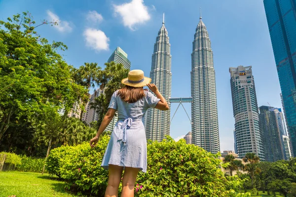 Kuala Lumpur Malaysia Februari 2020 Vrouwenreiziger Petronas Tower Een Zonnige — Stockfoto