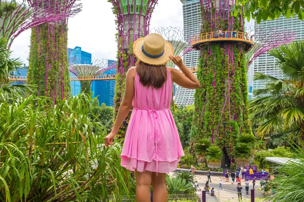 Singapore Juni 2019 Vrouwelijke Reiziger Roze Jurk Strohoed Bij Gardens — Stockfoto