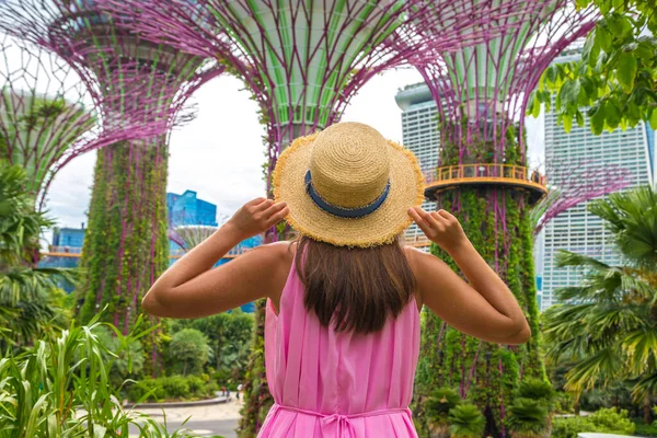 Singapore Junho 2019 Mulher Viajante Vestindo Vestido Rosa Chapéu Palha — Fotografia de Stock