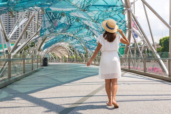 Ingapore Singapore Ruari 2020 Kvinnlig Resenär Vid Helix Bridge Solig — Stockfoto