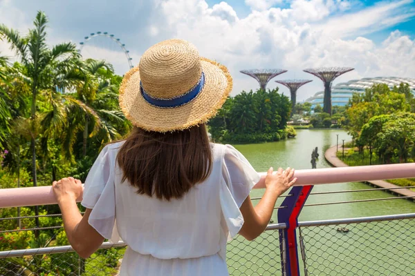 Сингапур Июня 2019 Года Женщина Путешественница Белом Платье Соломенной Шляпе — стоковое фото