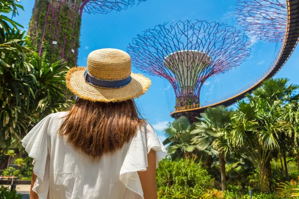 Singapore Haziran 2019 Singapur Körfezi Yakınlarındaki Gardens Beyaz Elbise Hasır — Stok fotoğraf