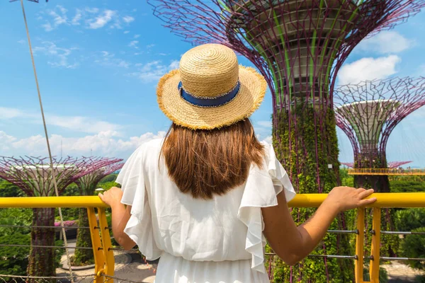 Singapore Juni 2019 Kvinnlig Resenär Vit Klänning Och Halmhatt Vid — Stockfoto
