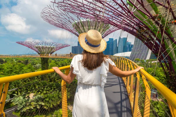 Singapore Giugno 2019 Viandante Donna Vestita Bianco Cappello Paglia Ponte — Foto Stock