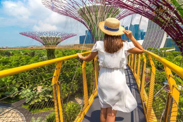 Singapore Juni 2019 Kvinnlig Resenär Vit Klänning Och Halmhatt Vid — Stockfoto