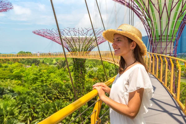 Singapore Juni 2019 Kvinnlig Resenär Vit Klänning Och Halmhatt Vid — Stockfoto