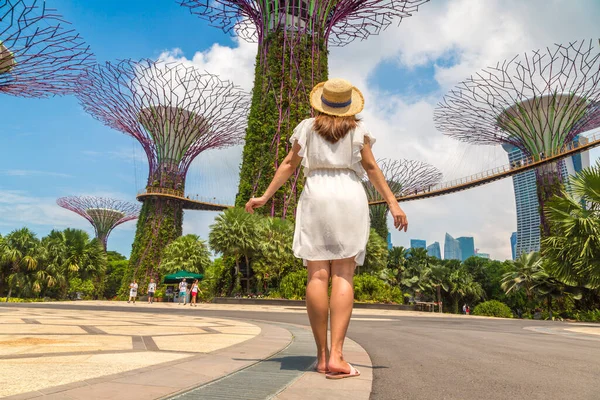 Singapore Haziran 2019 Singapur Körfezi Yakınlarındaki Gardens Beyaz Elbise Hasır — Stok fotoğraf