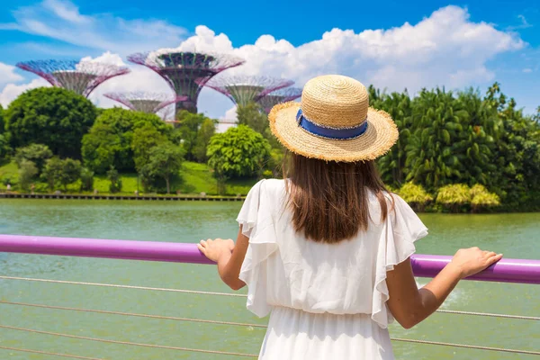 シンガポール 2019年6月23日 シンガポールのベイにあるガーデンズ ベイで白いドレスと麦藁帽子を身に着けている女性旅行者 — ストック写真