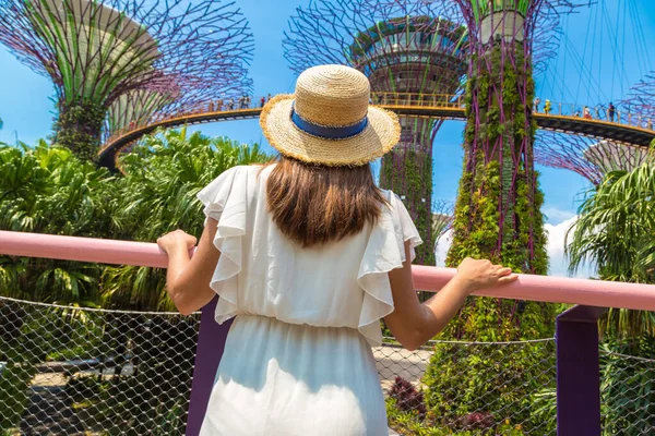 Singapore Haziran 2019 Singapur Körfezi Yakınlarındaki Gardens Beyaz Elbise Hasır — Stok fotoğraf