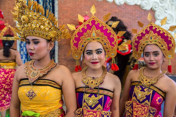 Bali Indonesia Febbraio 2020 Danza Tradizionale Balinese Eseguita Nel Parco — Foto Stock