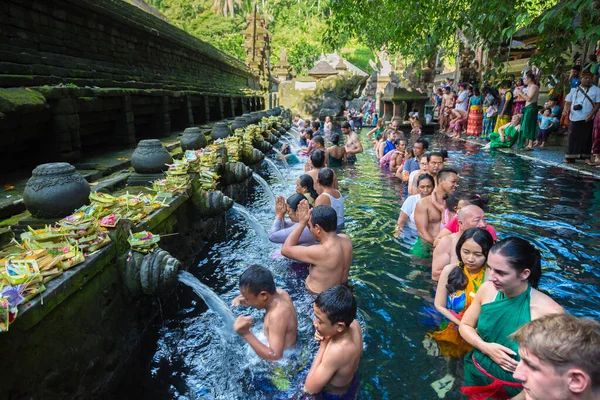 Bali Indonésie Février 2020 Les Balinais Prient Dans Eau Bénite — Photo