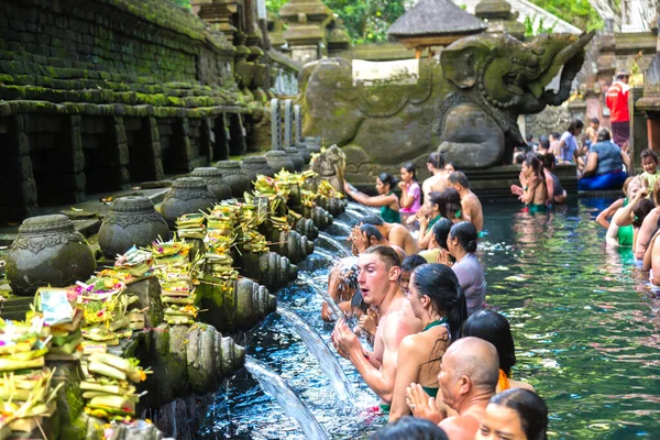 Bali Indonésie Février 2020 Les Balinais Prient Dans Eau Bénite — Photo