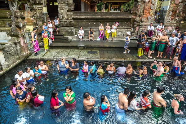 Bali Indonésia Fevereiro 2020 Povo Balinês Reza Piscina Água Benta — Fotografia de Stock