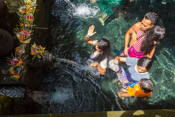 Bali Indonesie February 2020 Balijci Modlí Bazénu Svěcenou Vodou Chrámu — Stock fotografie