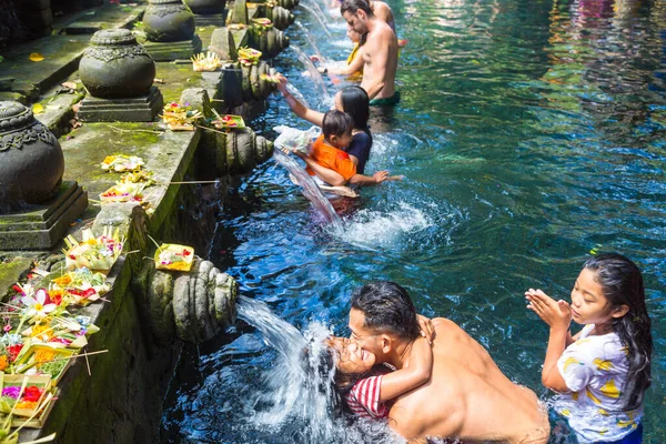 バリ島 インドネシア 2020年2月28日 インドネシアのバリにあるプーラ ティルタ エンプル寺院で バリの人々はプールの聖水で祈ります — ストック写真