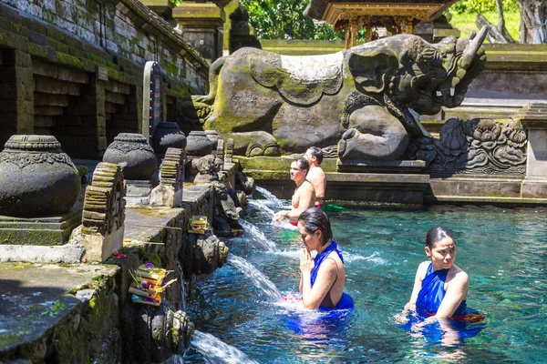 Bali Indonesja Luty 2020 Balijczycy Modlą Się Basenie Święconej Wody — Zdjęcie stockowe