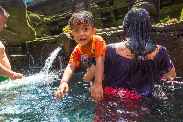 Bali Indonesia Febrero 2020 Pueblo Balinés Reza Agua Bendita Piscina —  Fotos de Stock