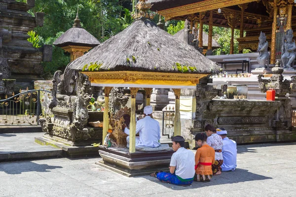 Bali Indonesia February 2020 People Praying Pura Tirta Empul Temple — Stock Photo, Image