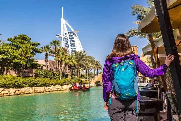 Dubai Émirats Arabes Unis Janvier 2020 Joyeuse Voyageuse Marchant Près — Photo